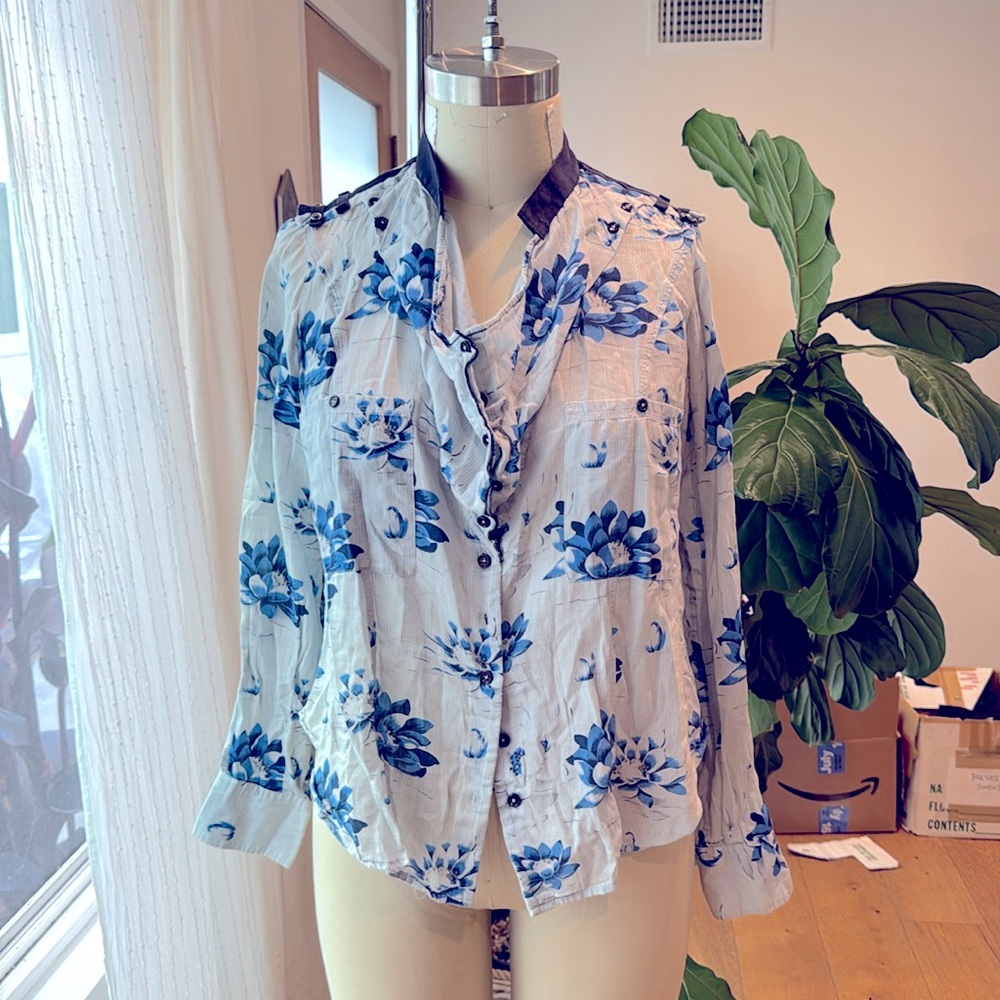 Italian Chambray Button Down w/ Floral Print & Amazing Detailing